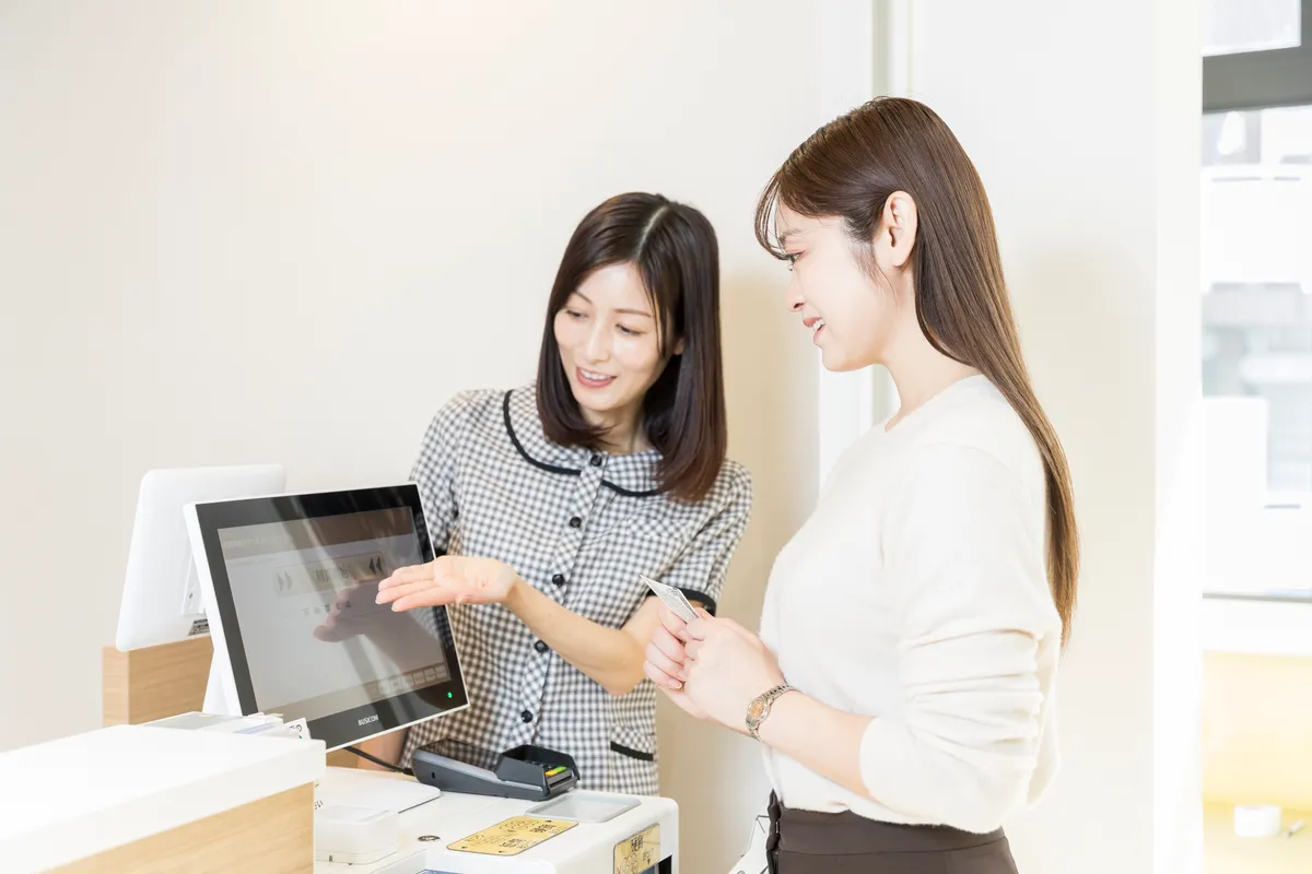 自動会計機を使ったお会計の様子
