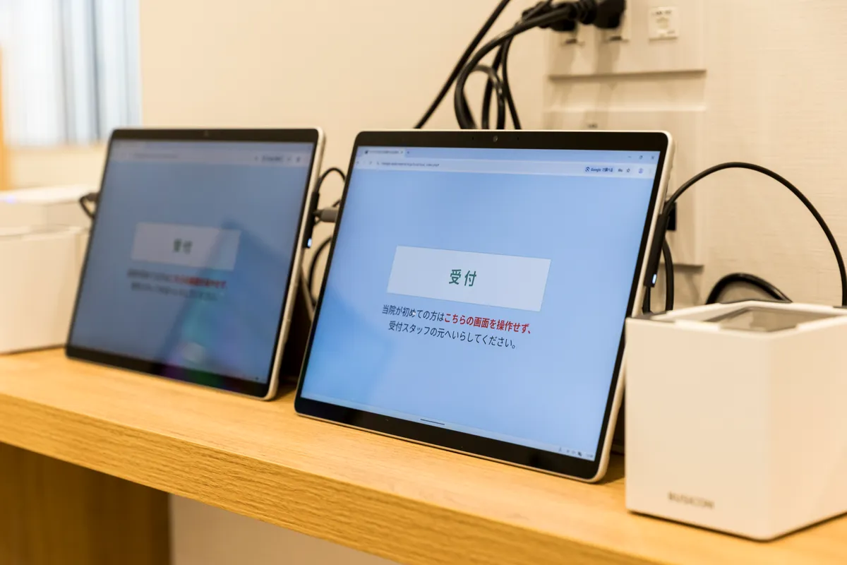 受付に設置されたWEB問診タブレット
